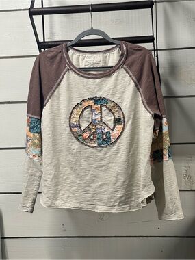 SHEIN Cream & Brown Raglan Long-Sleeve Top with Peace Sign Applique
